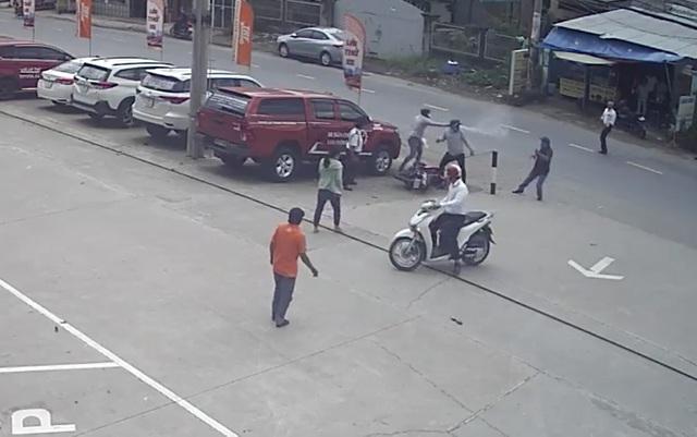 Truy tìm 2 kẻ cướp dùng bình hơi cay tấn công người dân ở TP HCM-1