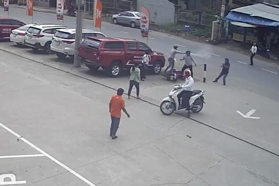 Truy tìm 2 kẻ cướp dùng bình hơi cay tấn công người dân ở TP HCM