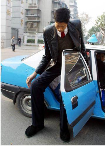 Người Trung Quốc bị gọi là sinh vật kỳ lạ vì chiều cao 2,42 m-2