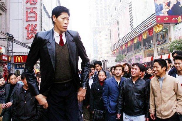 Người Trung Quốc bị gọi là sinh vật kỳ lạ vì chiều cao 2,42 m-3