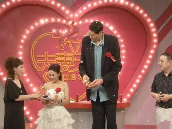 Người Trung Quốc bị gọi là sinh vật kỳ lạ vì chiều cao 2,42 m-4