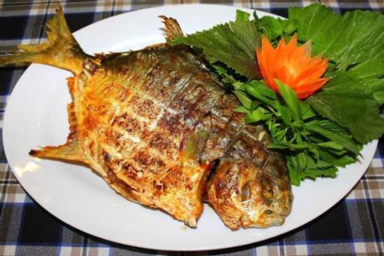 Nàng vụng học ngay 5 bước chiên cá vàng giòn, không bị nát hay bắn dầu