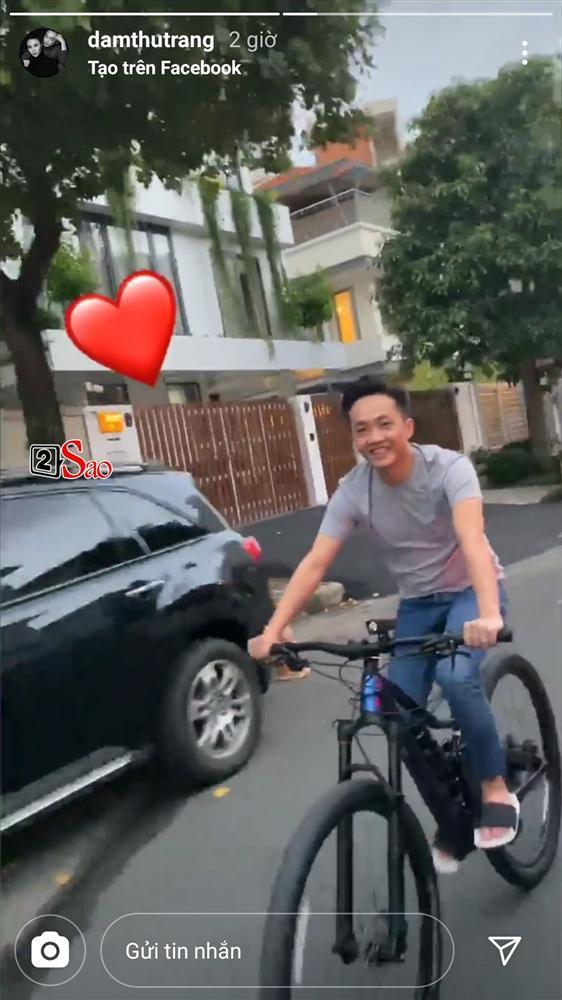Đàm Thu Trang vi vu xế hộp 8 tỷ, Cường Đô La đạp xe lẽo đẽo theo sau-1