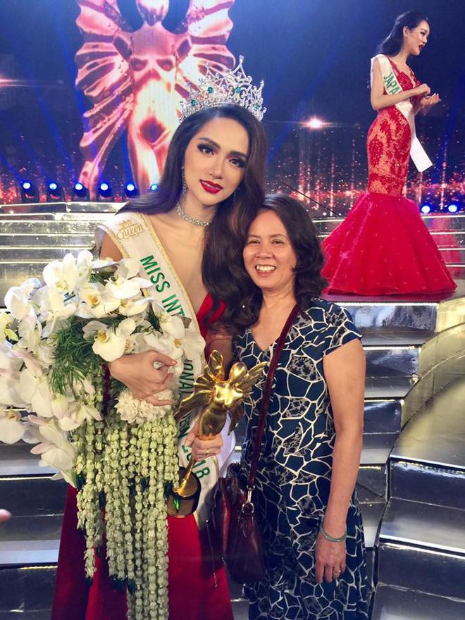 Trùm cuối Hương Giang gây bất ngờ với hình cosplay đẹp hơn cả mẹ-2