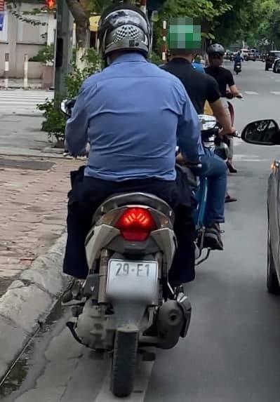 Truy tìm gã biến thái sàm sỡ 2 cô gái giữa ban ngày trên phố Đê La Thành - Hà Nội-2