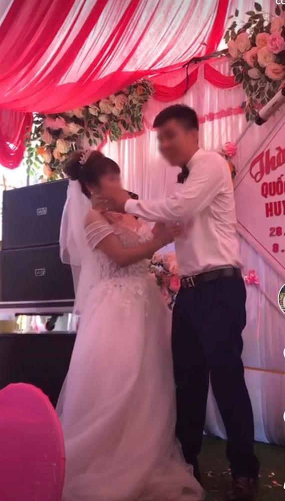 Chú rể làm cả khán phòng và MC hết hồn vì ghì cổ, cưỡng hôn cô dâu trên sân khấu-1