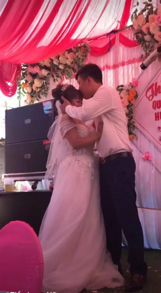 Chú rể làm cả khán phòng và MC hết hồn vì ghì cổ, cưỡng hôn cô dâu trên sân khấu-3