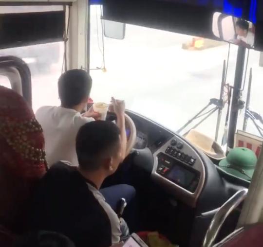 Clip: Tài xế xe khách vừa lái xe vừa ăn mì tôm, hành khách nhảy tim thon thót-1