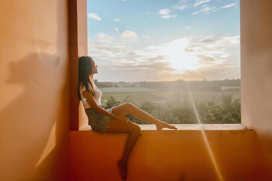 Minh Tú gây hoang mang khi unfollow tất cả bạn bè trên Instagram, liên tục đăng bài deep-10