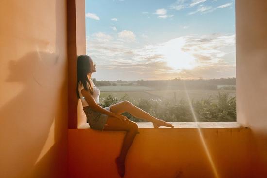 Minh Tú khoe ảnh chụp trong khu cách ly đẹp không thua gì resort hạng sang