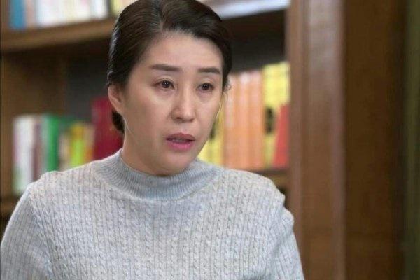 Con của chồng lật áo tố bị cấu véo, tôi cười nhạt đưa ra thứ khiến cả nhà tái mặt-1