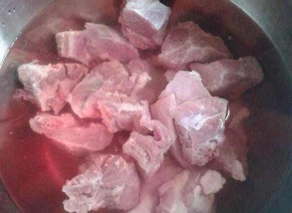 Chần xương sườn cứ bị khô và tanh, đầu bếp bật mí do bạn dùng sai nước-2