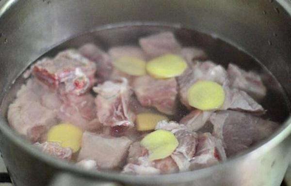 Chần xương sườn cứ bị khô và tanh, đầu bếp bật mí do bạn dùng sai nước-3