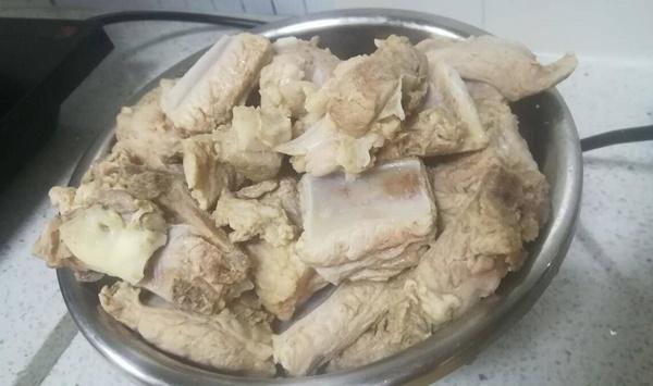 Chần xương sườn cứ bị khô và tanh, đầu bếp bật mí do bạn dùng sai nước-5