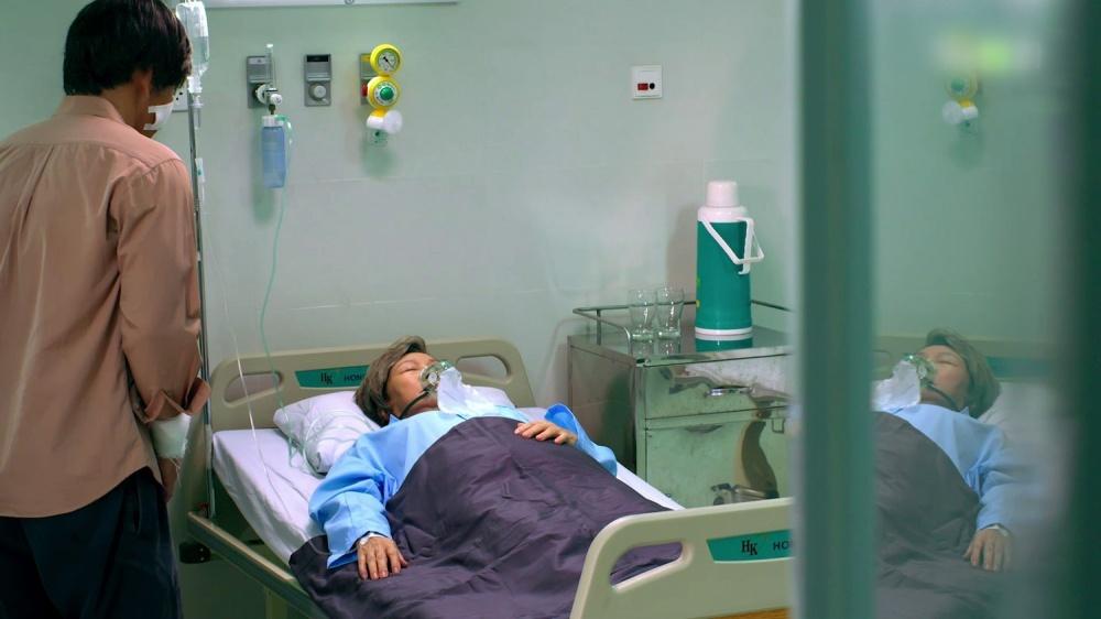 Gạo Nếp Gạo Tẻ phần 2 tập 24: Trung Dũng quỳ khóc ăn năn bên giường bệnh của mẹ-1