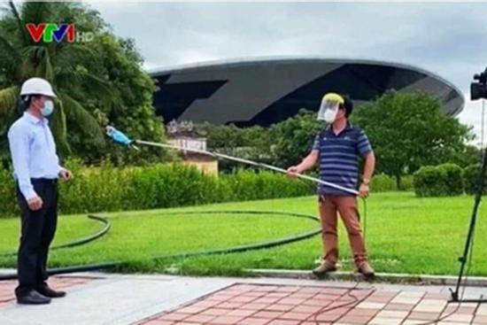 Hậu trường phỏng vấn thời Covid-19 của phóng viên VTV gây bão mạng