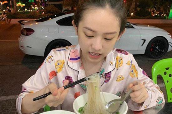 Hỏi dân tình về chuyện mặc đồ bộ ra đường: Đi đổ rác thì được chứ va vào người yêu cũ là 'toang'