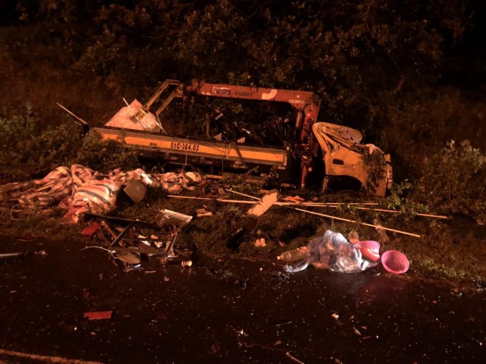 2 xe tải đối đầu trực diện, 1 người tử vong, 2 người thương nặng-1