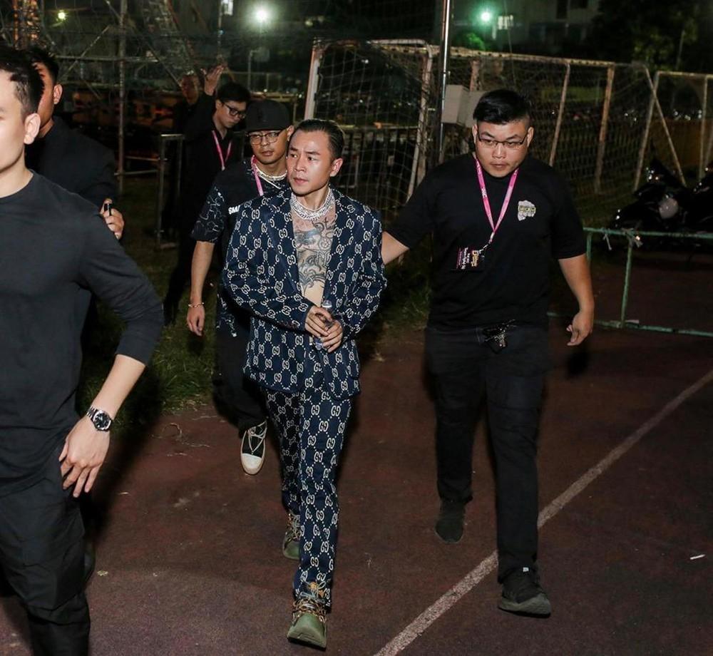 Binz gây tranh cãi khi ăn mặc như kẻ cướp nhà băng-7