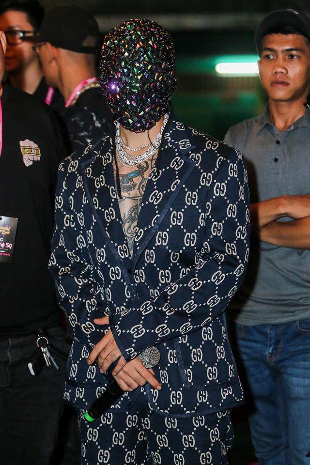 Binz gây tranh cãi khi ăn mặc như kẻ cướp nhà băng-5