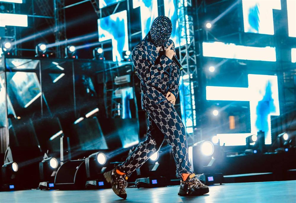 Binz gây tranh cãi khi ăn mặc như kẻ cướp nhà băng-6