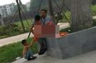 SỐC: Bà mẹ và người tình vô tư làm 'chuyện ấy' trước mặt con trai ở công viên