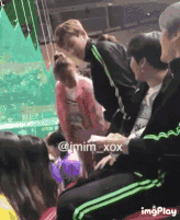 Những khoảnh khắc idol nam và idol nữ Kpop né nhau như né tà-1