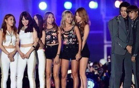 Những khoảnh khắc idol nam và idol nữ Kpop né nhau như né tà-2