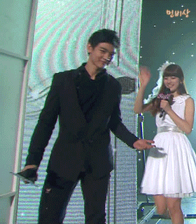 Những khoảnh khắc idol nam và idol nữ Kpop né nhau như né tà-4