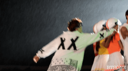 Những khoảnh khắc idol nam và idol nữ Kpop né nhau như né tà-6