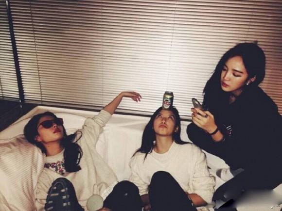 Thần tiên tỷ tỷ Lưu Diệc Phi lộ hình ảnh ăn chơi tới bến, dân tình nghi ngờ về tính cách ngọc nữ-2