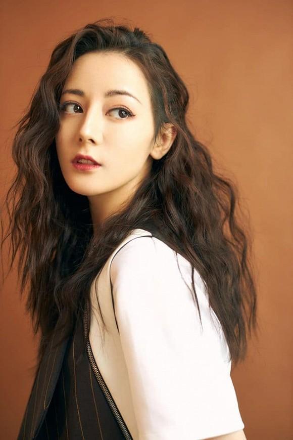 Mỹ nhân Tân Cương Địch Lệ Nhiệt Ba chiếm spotlight giữa dàn sao khủng tại sự kiện-1