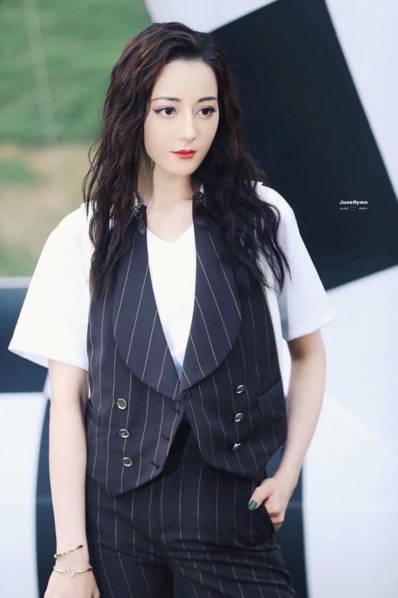 Mỹ nhân Tân Cương Địch Lệ Nhiệt Ba chiếm spotlight giữa dàn sao khủng tại sự kiện-3