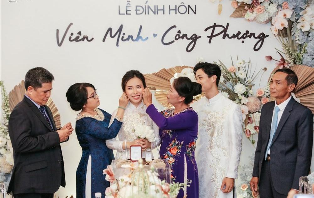 Lộ khoảnh khắc Công Phượng được vợ sắp cưới Viên Minh phục vụ tận chân răng-3