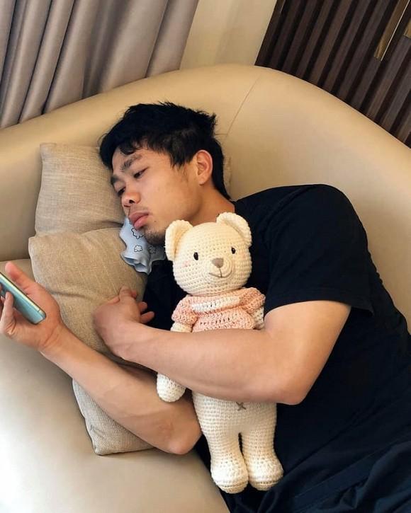 Lộ khoảnh khắc Công Phượng được vợ sắp cưới Viên Minh phục vụ tận chân răng-1