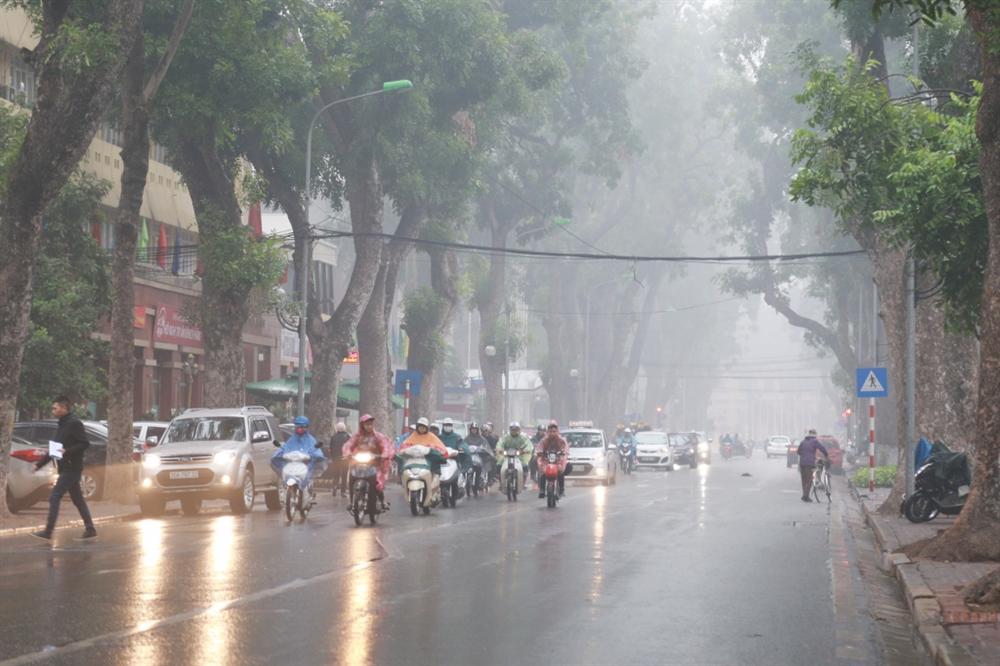 Mưa lớn trên diện rộng, ô tô ngập trong biển nước, nhìn thấy mỗi nóc xe-7