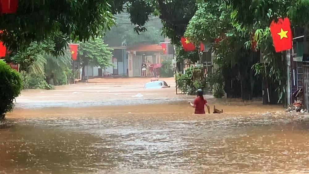 Mưa lớn trên diện rộng, ô tô ngập trong biển nước, nhìn thấy mỗi nóc xe-10