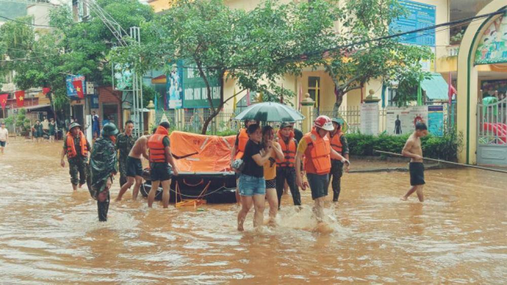Mưa lớn trên diện rộng, ô tô ngập trong biển nước, nhìn thấy mỗi nóc xe-11