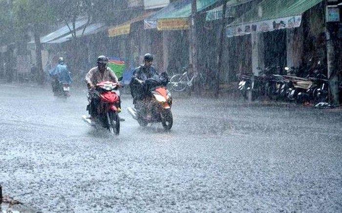 Mưa lớn trên diện rộng, ô tô ngập trong biển nước, nhìn thấy mỗi nóc xe-8