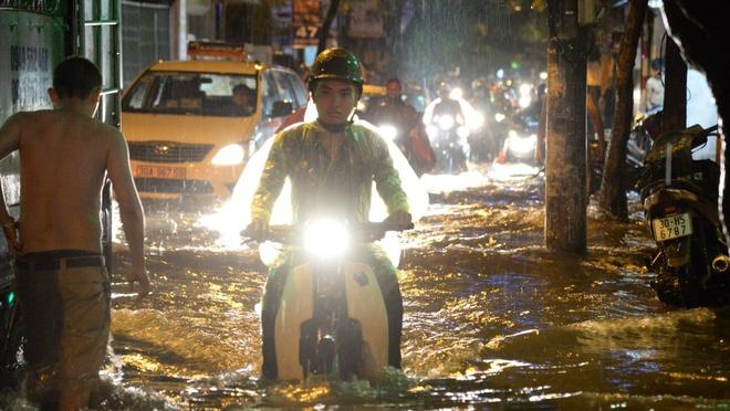 Mưa lớn trên diện rộng, ô tô ngập trong biển nước, nhìn thấy mỗi nóc xe-9