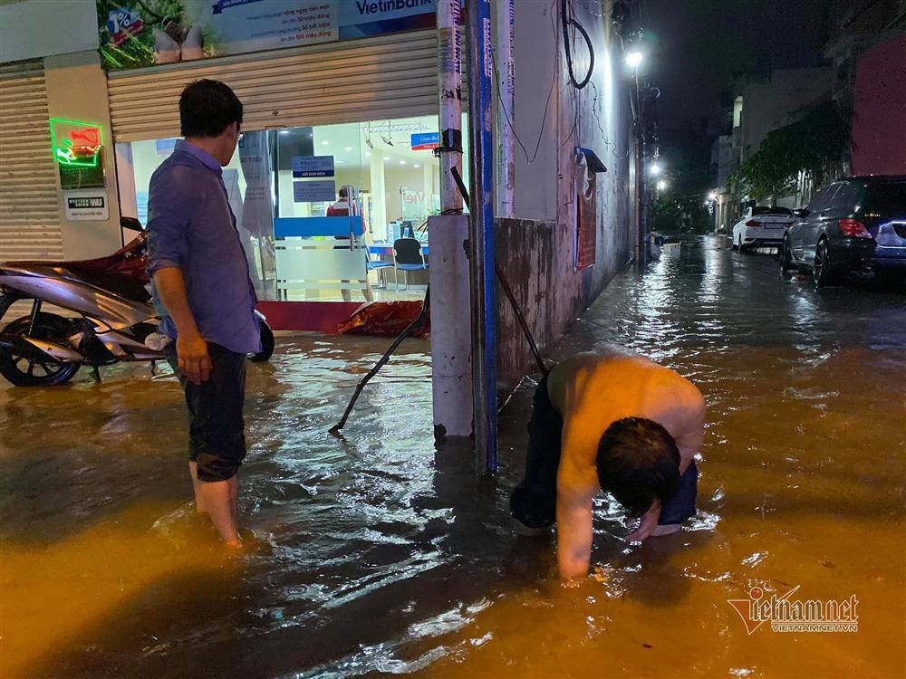 Mưa lớn trên diện rộng, ô tô ngập trong biển nước, nhìn thấy mỗi nóc xe-4