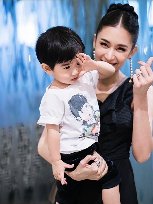 Ác nữ được quý nhất Thái Lan: Chồng tặng nhẫn 5 carat, đám cưới triệu đô, sống như bà hoàng-9