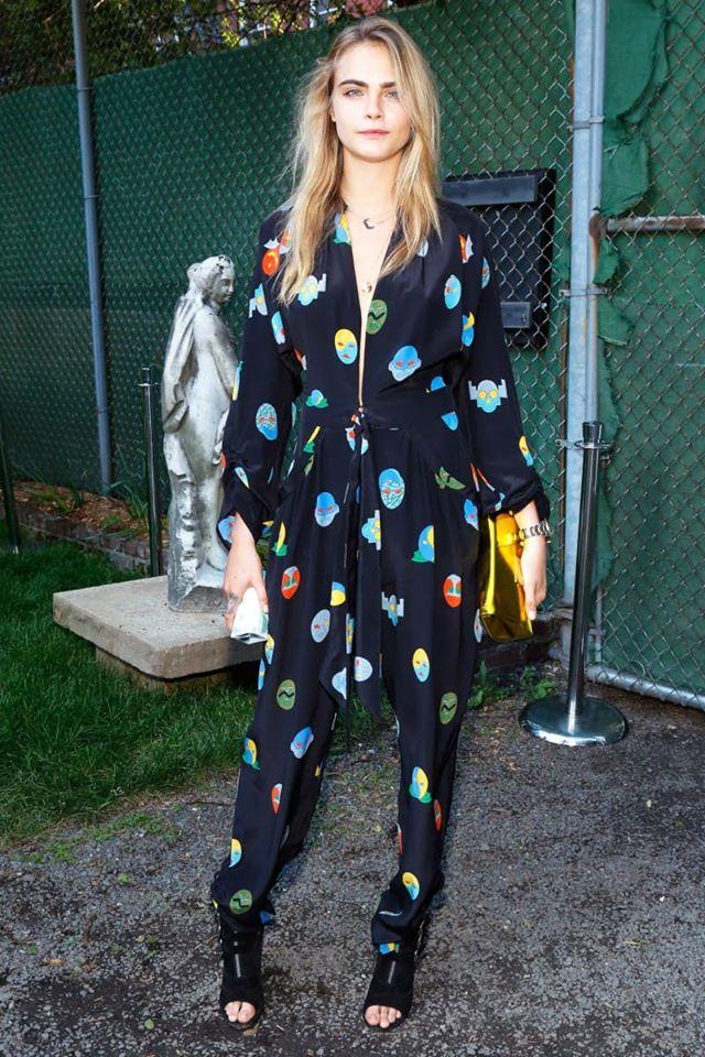 Bộ pijama họa tiết vui nhộn được siêu mẫu Cara Delevingne chọn cho một dịp tới New York.