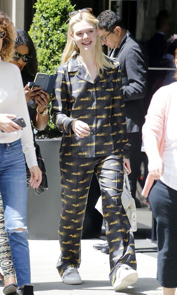 Elle Fanning tôn làn da trắng không tì vết và cute hết cỡ trong bộ pijama họa tiết.