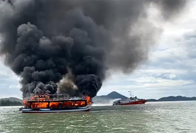 Tàu khách bất ngờ bốc cháy khi đang chở 21 hành khách đi đảo Hải Tặc ở Kiên Giang
