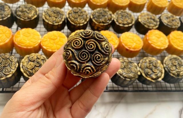 Sợ bánh Trung Quốc, chị em bỏ tiền học làm bánh trung thu trứng chảy-6