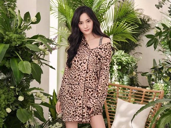 Chơi style hổ báo, Dương Mịch đốt mắt người nhìn với vòng một khủng-4