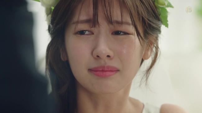 Chuẩn bị trao nhẫn thì điện thoại chồng bỗng réo inh ỏi, anh bối rối rút ra nghe và sự thật-1