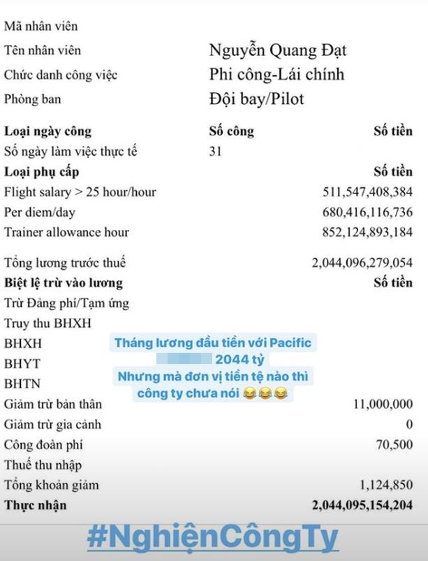Mới đây, anh bất ngờ hâm nóng mạng xã hội khi công khai thu nhập siêu khủng. Cụ thể trong bảng lương được chàng phi công trẻ đăng tải trên mạng xã hội có ghi đầy đủ thông tin từ ngày công, các khoản phụ cấp, bảo hiểm, các khoản giảm trừ, đoàn phí... Sau khi cộng trừ tất cả, con số thực nhận vẫn lên đến hơn 2.044 tỷ.
