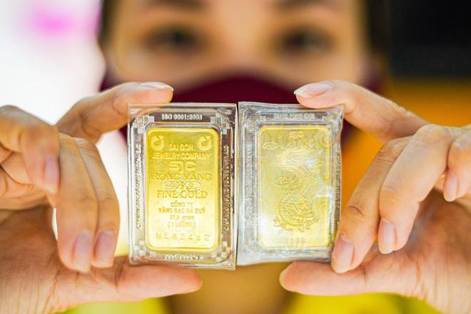 Giá vàng hạ nhiệt khi kinh tế Mỹ và đồng USD gượng dậy-1